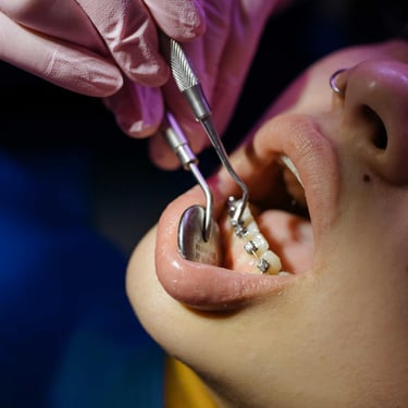 Persona con brackets en revisión dental 
