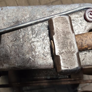 Rankų darbo kalviškos saulutės dekoratyvinio sukinio spindulio kalimas ant priekalo