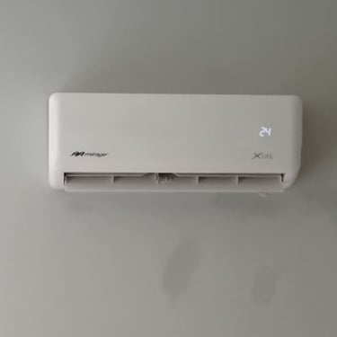 minisplit en funcionamiento en una sala de estar 