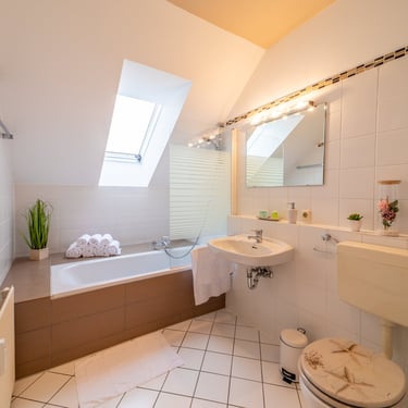Modernes Badezimmer mit Dusche und Badewanne in Ferienwohnung Coburg