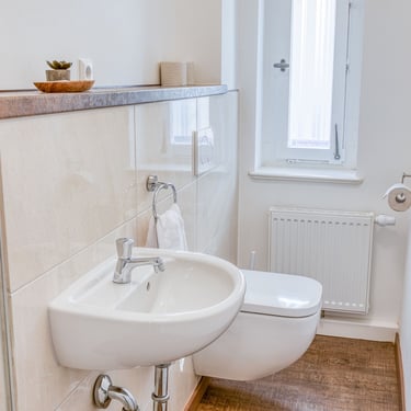 Modernes Badezimmer mit Dusche in zentraler Ferienwohnung Coburg