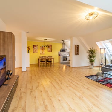 Smart-TV und gemütliche Sitzecke im Wohnbereich (Ferienwohnungen Coburg)