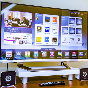 Smart-TV und gemütliche Sitzecke im Wohnbereich (Ferienwohnungen Coburg)