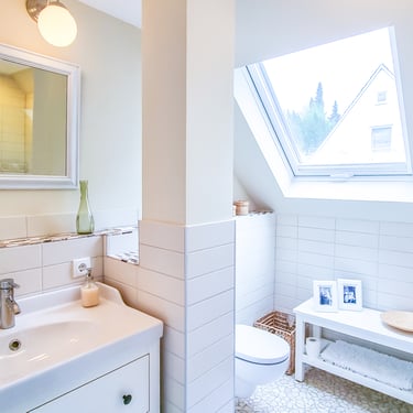 Modernes Badezimmer mit Dusche in Ferienwohnung Coburg