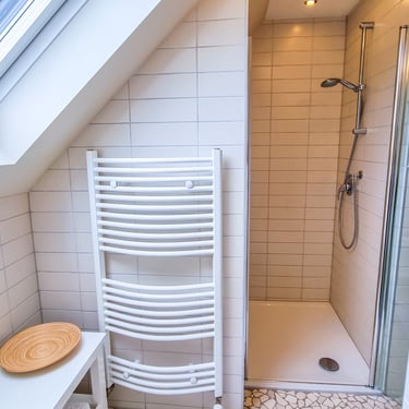 Modernes Badezimmer mit Dusche in Ferienwohnung Coburg