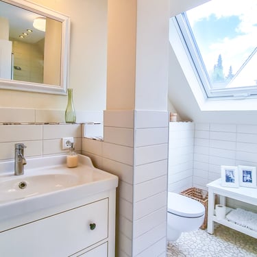 Modernes Badezimmer mit Dusche in Ferienwohnung Coburg