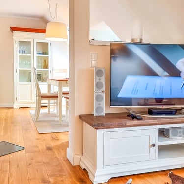 Smart-TV und gemütliche Sitzecke im Wohnbereich (Ferienwohnungen Coburg)