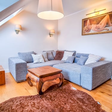 Smart-TV und gemütliche Sitzecke im Wohnbereich (Ferienwohnungen Coburg)