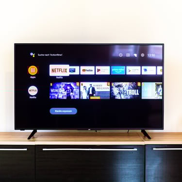 Smart-TV und gemütliche Sitzecke im Wohnbereich (Ferienwohnungen Coburg)