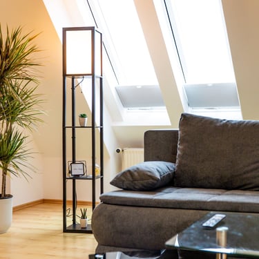 Smart-TV und gemütliche Sitzecke im Wohnbereich (Ferienwohnungen Coburg)