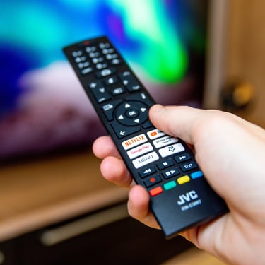 Smart-TV und gemütliche Sitzecke im Wohnbereich (Ferienwohnungen Coburg)