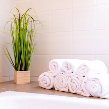 Modernes Badezimmer mit Dusche und Badewanne in Ferienwohnung Coburg