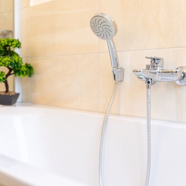 Modernes Badezimmer mit Dusche und Badewanne in Ferienwohnung Coburg