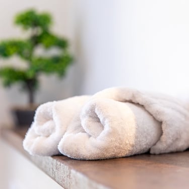 Modernes Badezimmer mit Dusche und Badewanne in zentraler Ferienwohnung Coburg