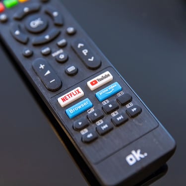 Smart-TV und gemütliche Sitzecke im Wohnbereich (Ferienwohnungen Coburg)