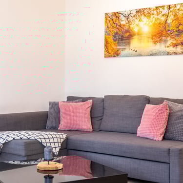 Smart-TV und gemütliche Sitzecke im Wohnbereich (Ferienwohnungen Coburg)