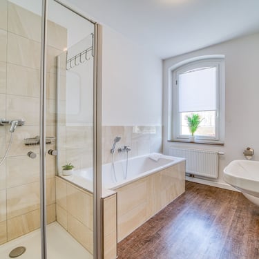 Modernes Badezimmer mit Dusche und Badewanne in zentraler Ferienwohnung Coburg
