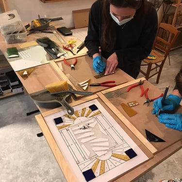 Elève durant un stage de vitrail dans l'atelier à Paris