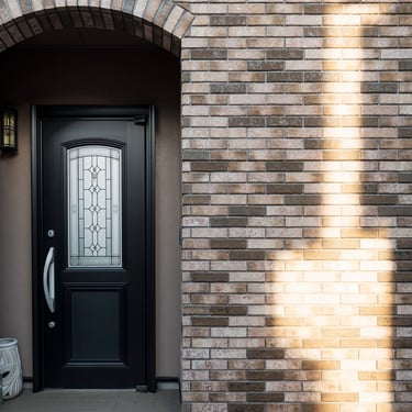 devanture de maison moderne zoom sur la porte d'entrée