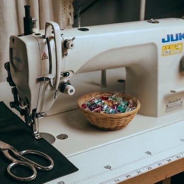 Kooksey Sewing machine Juki DU1181N sewing black faux leather