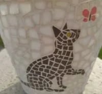 Pot de fleurs en mosaïque de verre et grés cérame, dessin chat et papillon