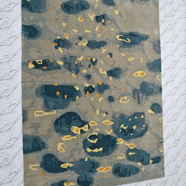 Minimalist modern rug design by Rasida Creation, handmade with care