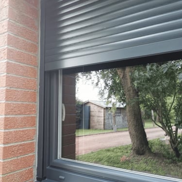 nettoyage des vitres et des menuiseries alentours par Valentin Herlin entreprise Val'Clean à Vieux Condé