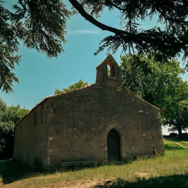Petite chapelle dans la nature