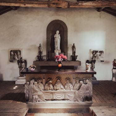 Intérieur d'une chapelle avec autel