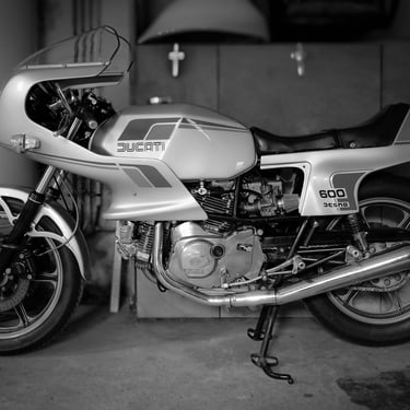 moto ducati pantah 600 dans un garage