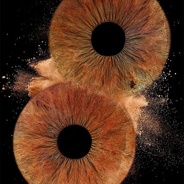 2 iris en percussion avec un éclat poussière