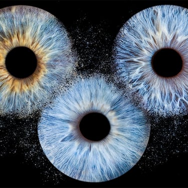 shooting de 3 iris bleus en fusion et éclats particules