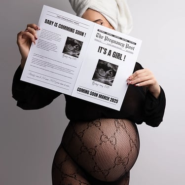 photographie de grossesse dévoilant l'arrivée de son bébé au moyen d'un journal personnalisé