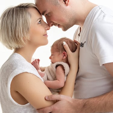 photo de bébé dans les bras de ses parents