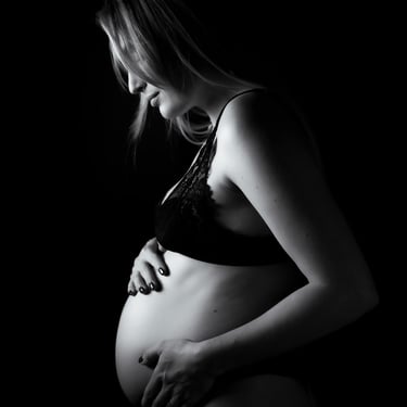 shooting grossesse en noir et blanc de profil