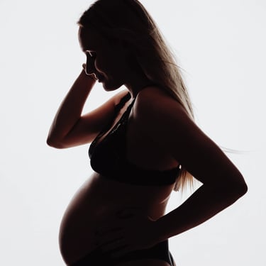 photo de grossesse en ombre chinoise dévoilant ses courbe de femme enceinte