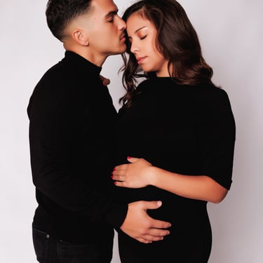 photo de grossesse en couple avec beaucoup de douceur et de glamour