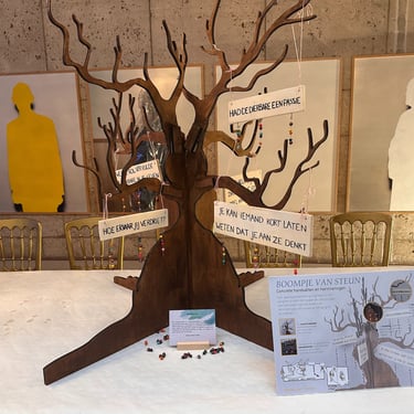 Boompje van steun:een kunstinstallatie waarbij de kralen je herinneren het gesprek aan te gaan met helpende vragen