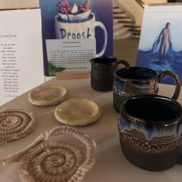 Proost op een Bakkie Troost; een modern rouwservies met symbolische betekenis