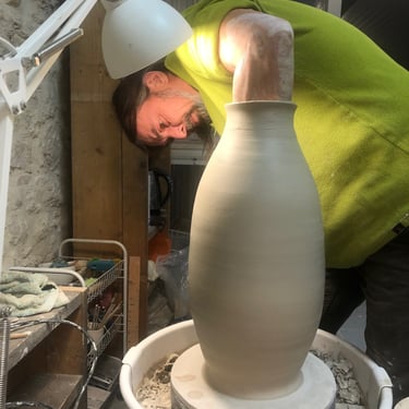 tourner un grand vase