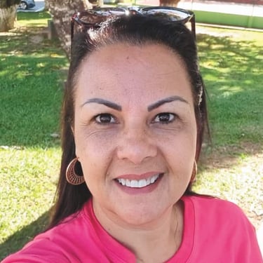 Luciana feliz após emagrecer com saúde e conquistar autoestima com a Dieta Inteligente.