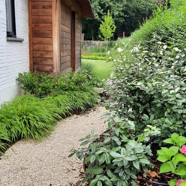 Cottage tuin met slingerend pad