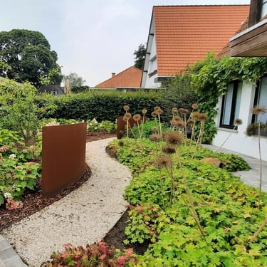voortuin met cortenstaal en grind