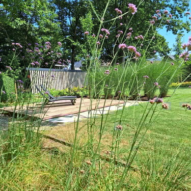 Verhoogd houten terras met moderne bestrating