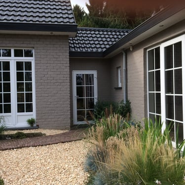 voortuin met grind en natuurlijke beplanting