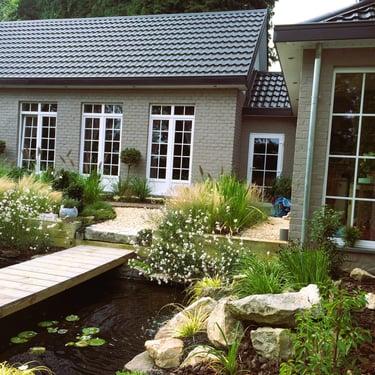 Tuin met mediterrane sfeer, waterdoorlatende bestrating en losse beplanting. 