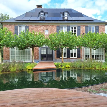 Tuin met grote zwemvijver en natuurlijke beplanting