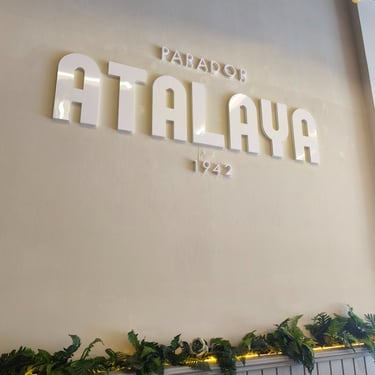 cartel-corporeo-atalaya-polyfan-frente-alto-impacto-interior-jardin