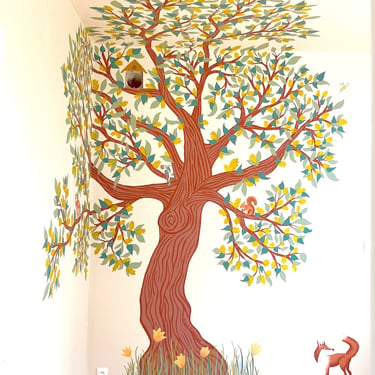 joli arbre imaginaire peinture monumentale chambre d'enfant bébé animaux fleurs peintes nature artiste Jurques Normandie