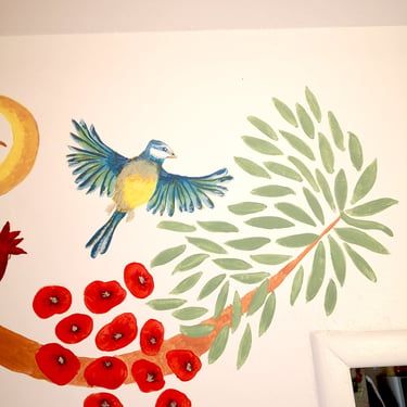 Détail d'un arbre peint sur mur mésange oiseau et coquelicot couleurs en Normandie Cherbourg artiste muraliste Marie Hardy